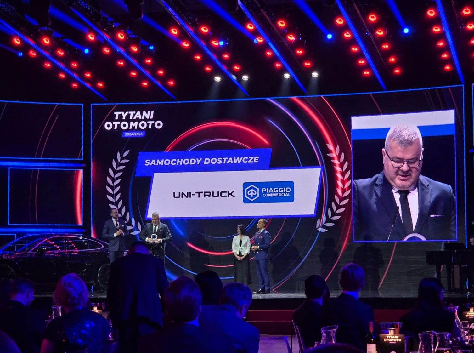 Gala Tytani OTOMOTO - moment wręczenia wyróżnienia dla Uni-Truck i Piaggio Polska